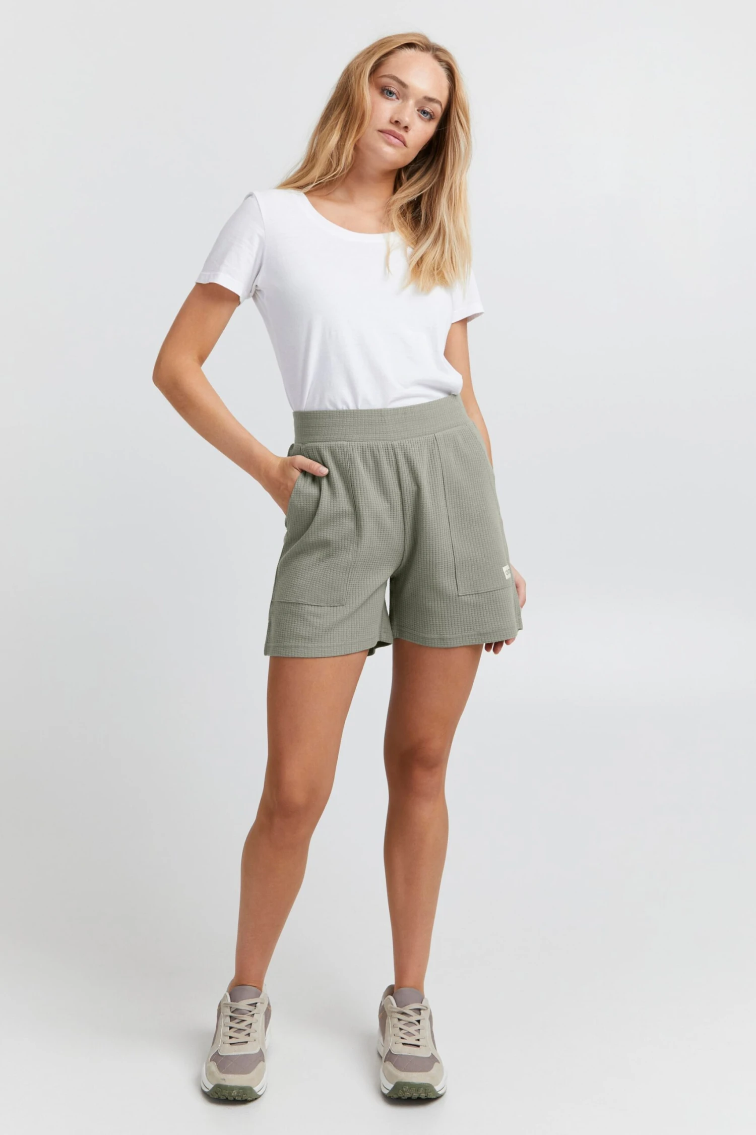 OXMO Hosen Regular Shorts Wim Frauen Grün 3 OXMO Hosen Regular Shorts Wim Frauen Grün – Bild 3