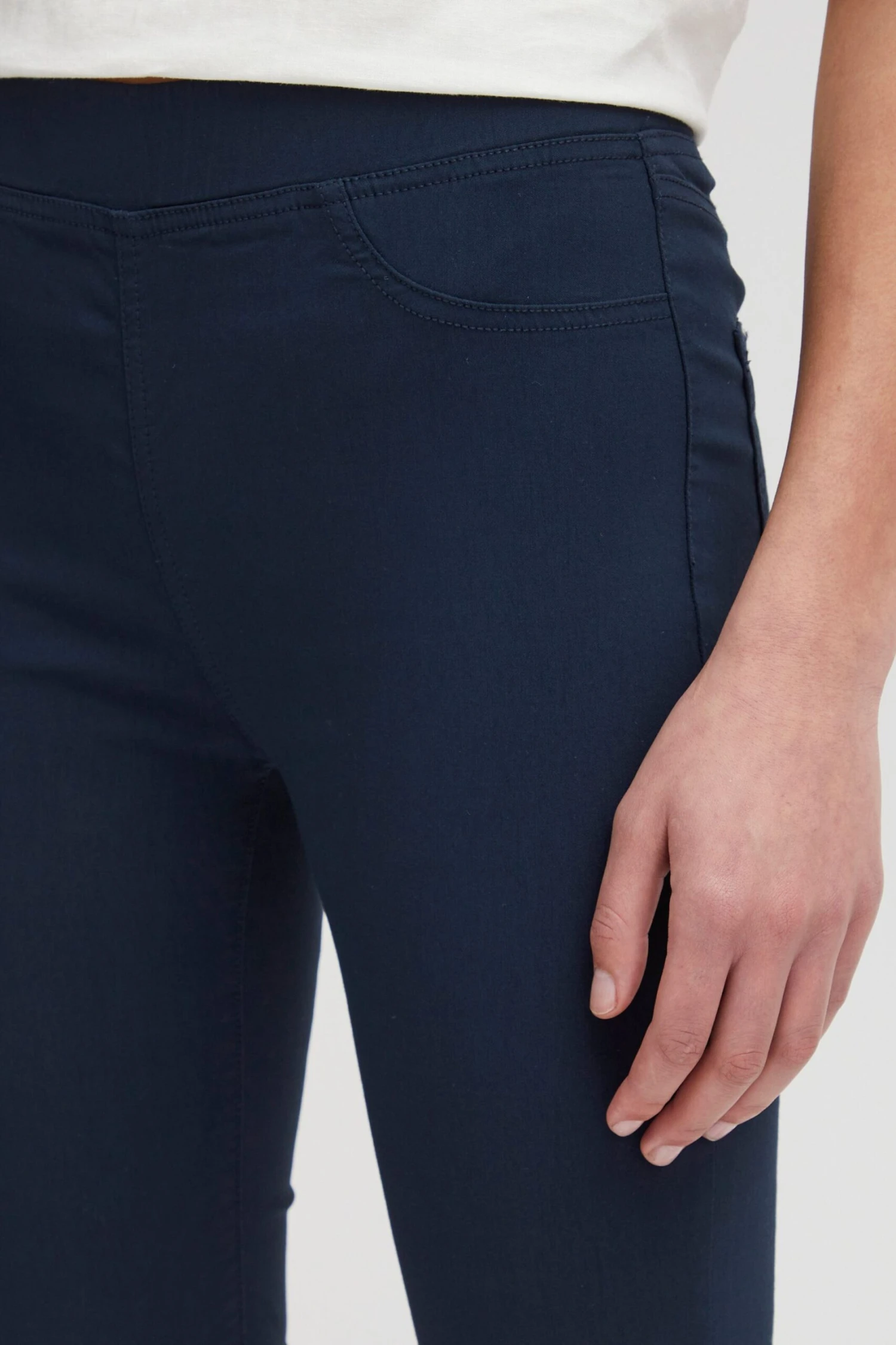 OXMO Shorts Skinny Bermuda Ditrine Frauen Blau 5 OXMO Shorts Skinny Bermuda Ditrine Frauen Blau – Bild 5