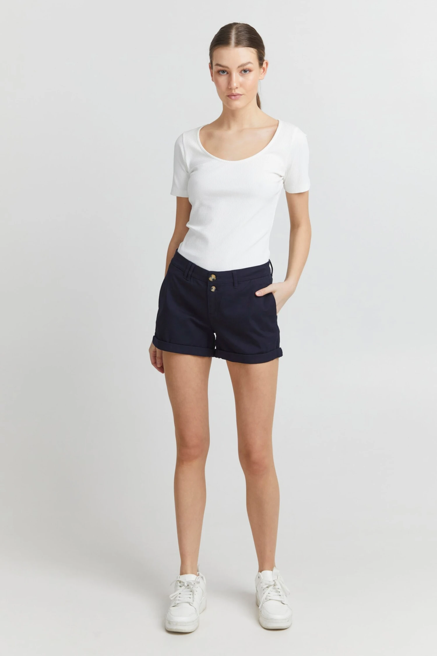 OXMO Shorts Regular Chinoshorts Piera Frauen Blau 3 OXMO Shorts Regular Chinoshorts Piera Frauen Blau – Bild 3