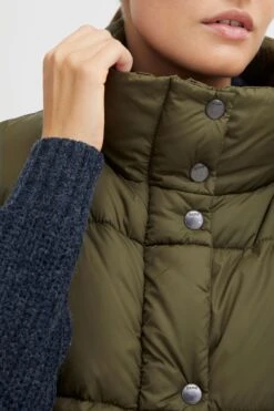 OXMO Westen Steppweste Bodani Frauen Oliv 10 OXMO Westen Steppweste Bodani Frauen Oliv -OXMO Verkaufs-Shop 9f84cfaac5df01fea3c2810f1e69df0c