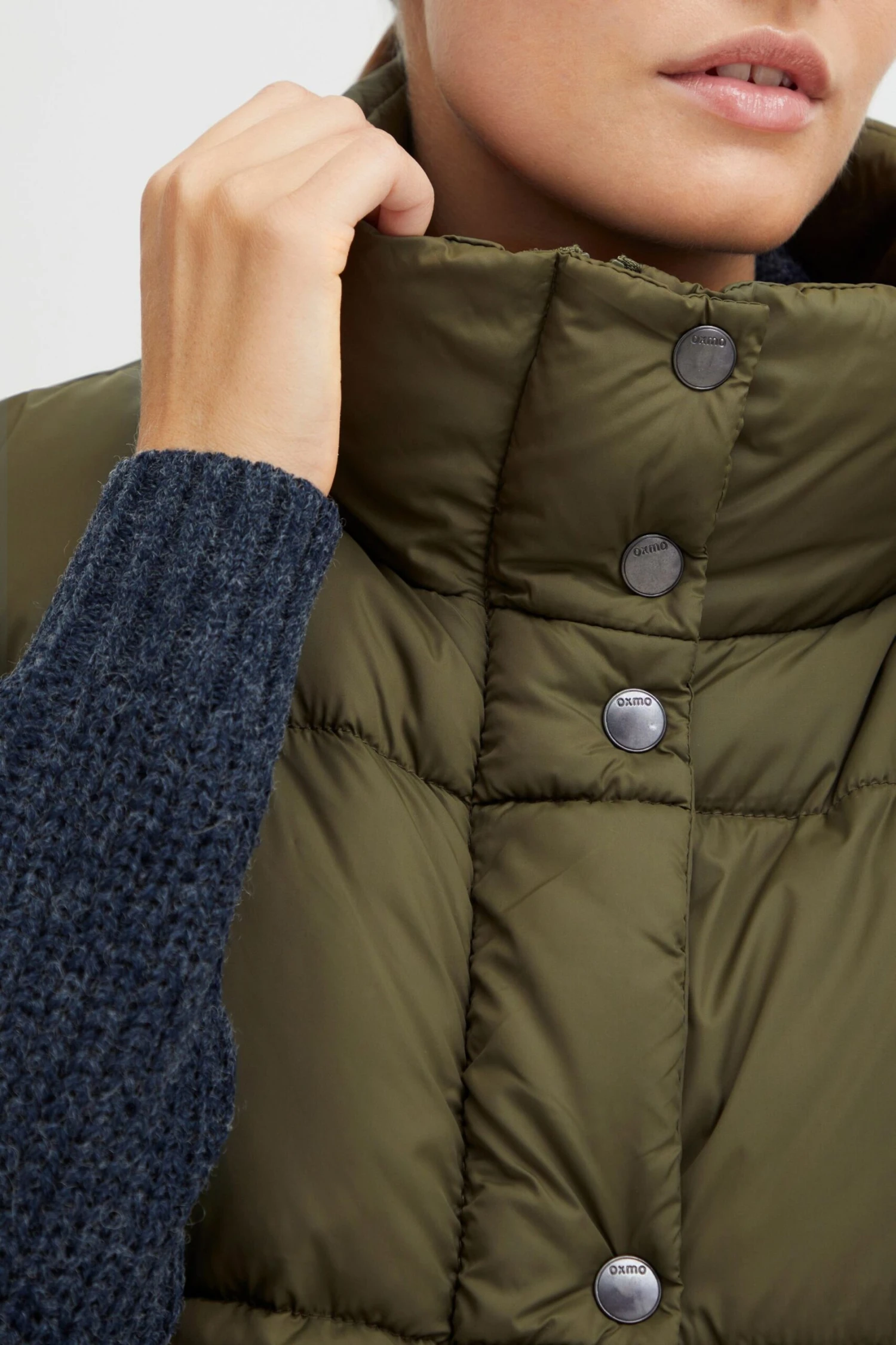 OXMO Westen Steppweste Bodani Frauen Oliv 5 OXMO Westen Steppweste Bodani Frauen Oliv – Bild 5