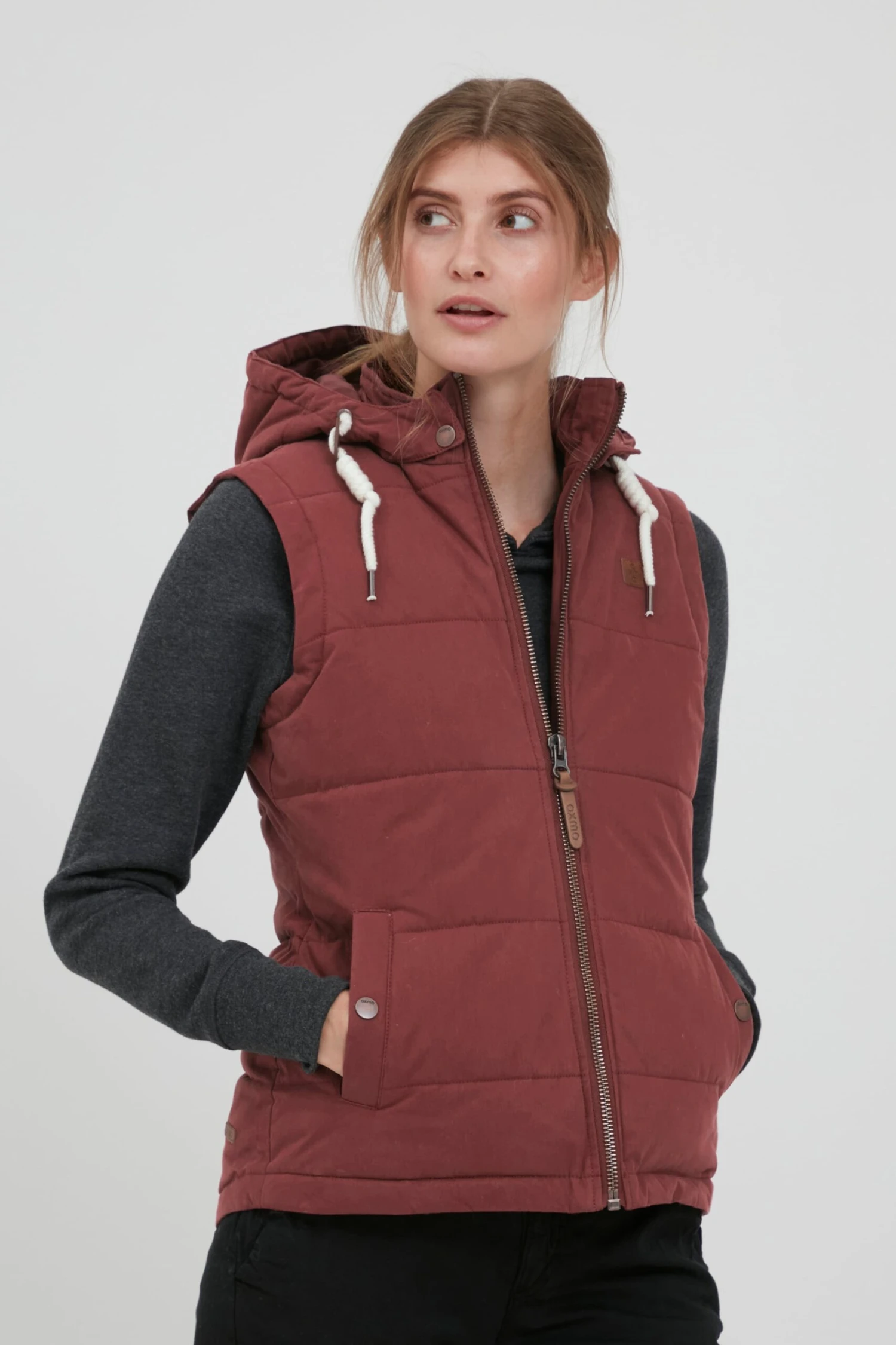 OXMO Westen Kurzweste Lew Frauen Weinrot 2 OXMO Westen Kurzweste Lew Frauen Weinrot – Bild 2