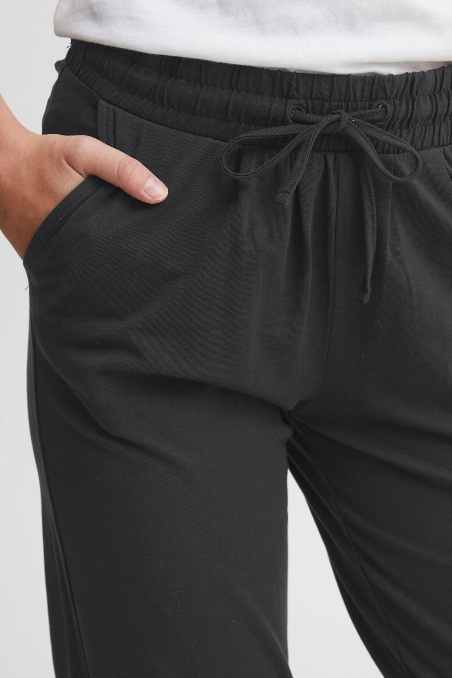 OXMO Stoffhosen Tapered Bundfaltenhose Oxodette Frauen Schwarz 5 OXMO Stoffhosen Tapered Bundfaltenhose Oxodette Frauen Schwarz – Bild 5